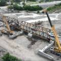 Avanza la obra del nuevo puente sobre el río Vaqueros: comenzaron a montar las vigas
