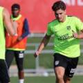 Julián Álvarez habló con el vestuario del Atlético y crece la tensión por los rumores de Barcelona